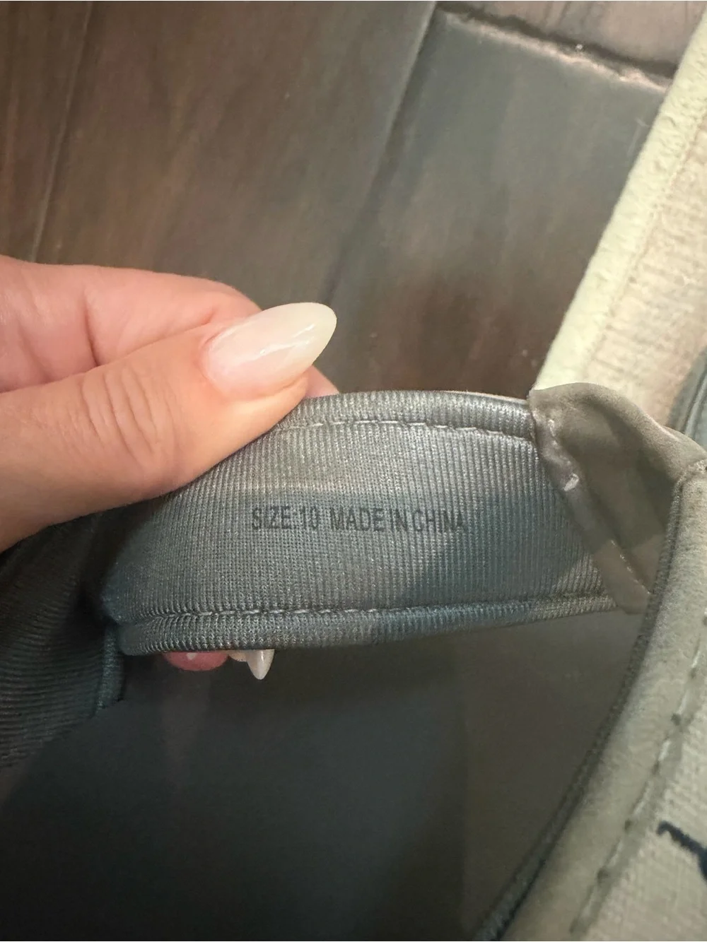 Tommy Bahama Men’s Size 10 Gray Marlin Embroidered Flip Flops Sandals